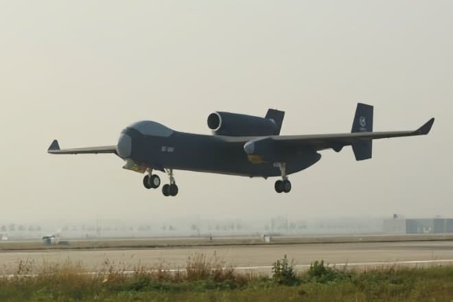 В Китае испытали первый в мире 16-тонный дрон-носитель